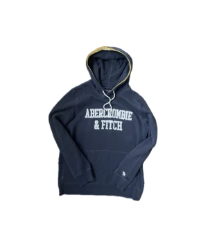 2000s Abercrombie & Fitch Hoodie (sällsynt) - Säljer nu denna sjukt snygga vintage 2000s Abercrombie and Fitch hoodie i väldigt fint skick 😊 Passar perfekt nu till vintern då den både ger värme och comfort! Del av ”AF fleece serien” som inte säljs längre och hoodien är därav eftertraktad 😊