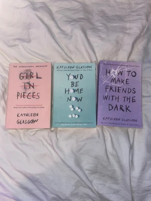 Girl in pieces/you’d be home now/How to Make Friends with the Dark - Böcker av kathleen Glasgow dom är i bra skick men girl in pieces är läst så den är i lite sämre skick men inte dåligt skick 