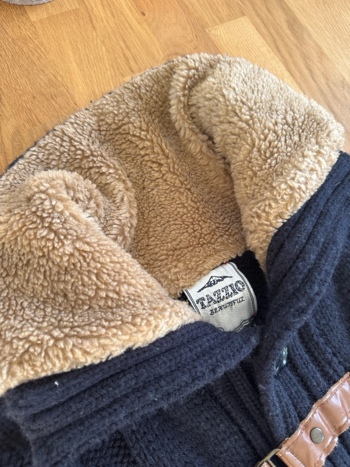 Mörkblå fur cardigan jacka från Tazzio - 2