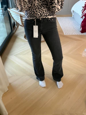 Bootcut jeans low waist  - Säkjer dessa helt nya svarta bootcut jeans, super sköna! Storlek XS men stretchiga