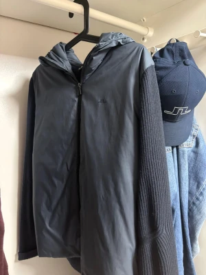 J.Lindeberg cardigan  - Mörkblå cardigan från J.Lindeberg. Använd varsamt och har inga  defekter som. Nypris ligger på 3600 men jag säljer den för 1499. Perfekt för dig som gillar stilren design och lite mer värme i inför vintern. Kvitto och orginal påse ingår vid köp. 