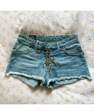 Coola jeansshorts - Unika jeansshorts från lee i S! Midja 74 cm🩷