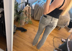 Grå jeans från LTB - Snygga low waist grå jeans från LTB. Jeansen har en klassisk femficksdesign. stl 25/30 i ett strechigt material! otroligt sköna!