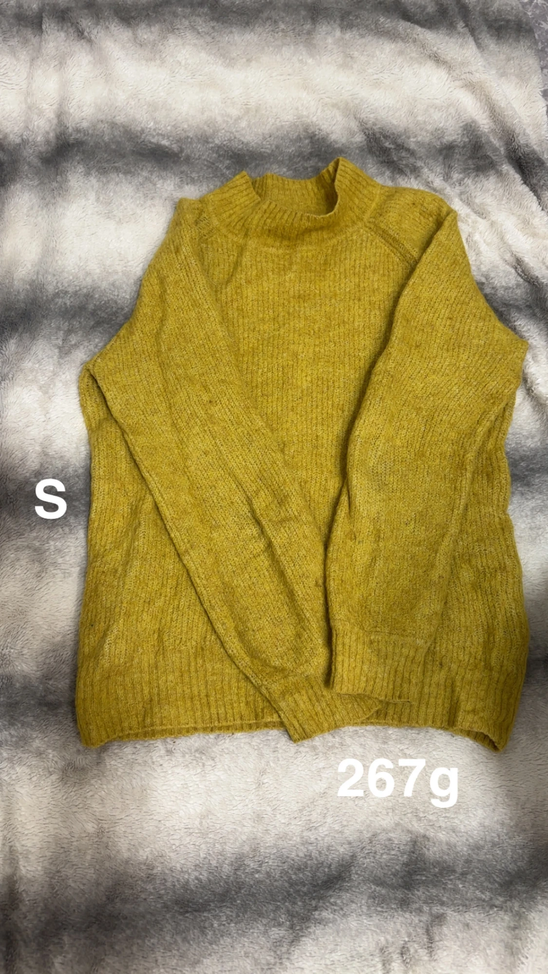 Gul stickad tröja med ribbad hals