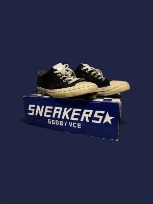 Svarta Golden Goose V-Star  - Säljer ett par snygga Svarta Golden Goose V-Star. Finns tecken på användning runt om skorna. Sulan och andra saker har blivit reparerade hos skomakare, men skorna har fortfarande mycket kvar att ge! Box medföljer.  Storlek: 44