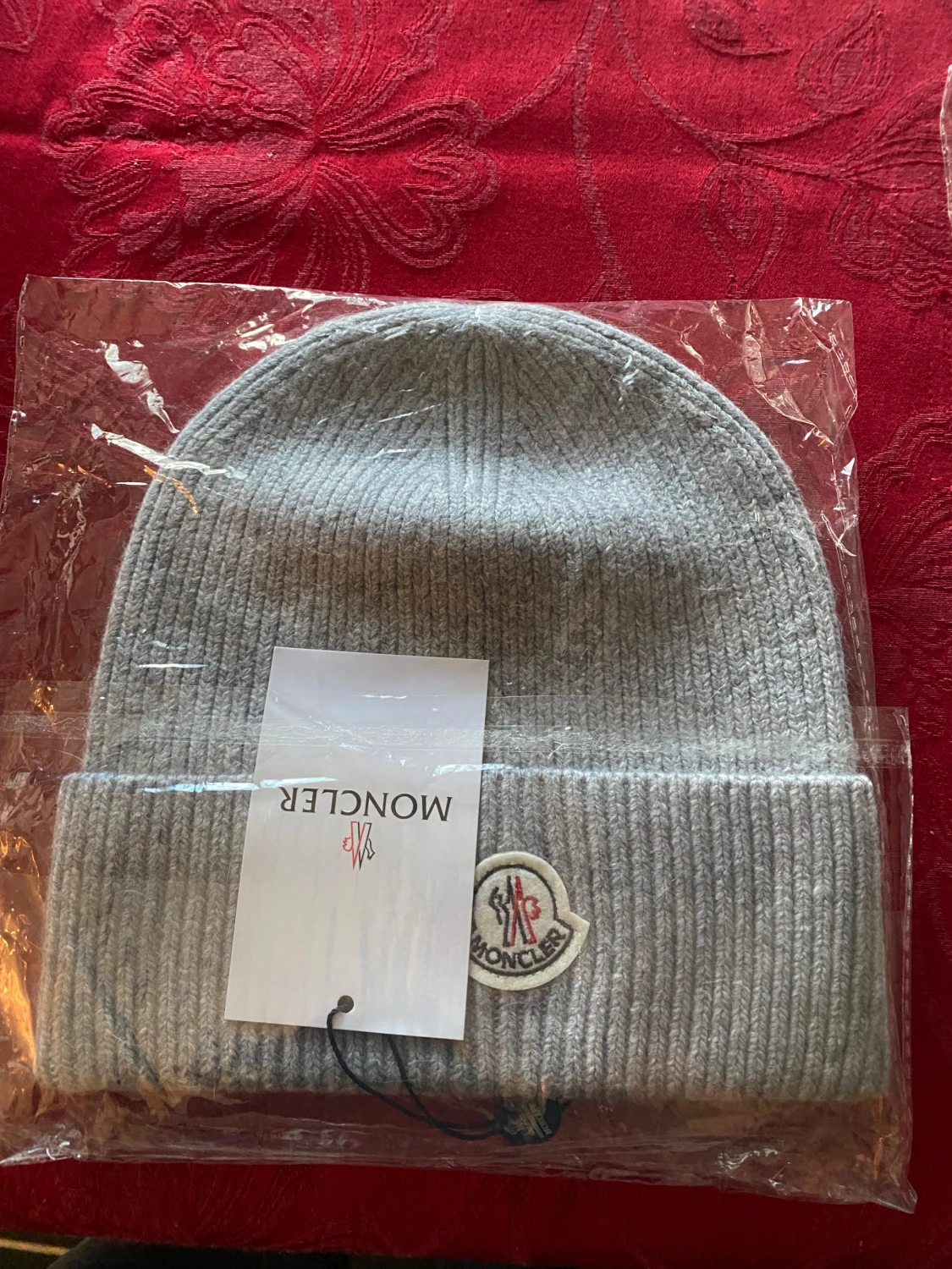 Grå ribbstickad mössa från Moncler - 2