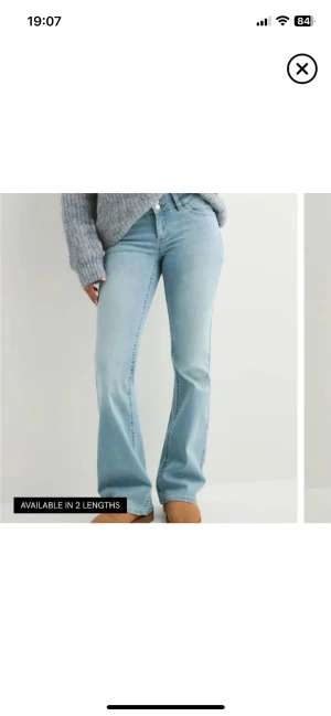 Nelly jeans 🩷 - Säljer dessa fina jeans från Nelly, fint skick men täcken av användning ner till, hör gärna av er för fler bilder🩷🩷är osäker på storleken men antingen 34/36, är öppen för att diskutera pris