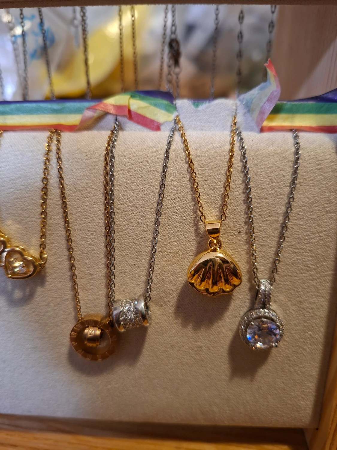 Mixade halsband med hjärtan och blommor