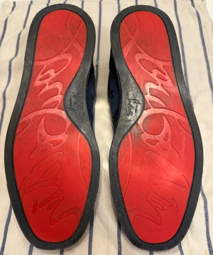 Christian Louboutin - - Strl 45 men passar 44                                                   - Mycket bra skick                                                            - Liten defekt men knappt märkbar (se bild 5)                                        - 🟥Öppen för prisförslag! 🟥                                   - Fräschar upp skorna innan jag skickar dom!                 - Skickar inom de 2 närmsta dagarna