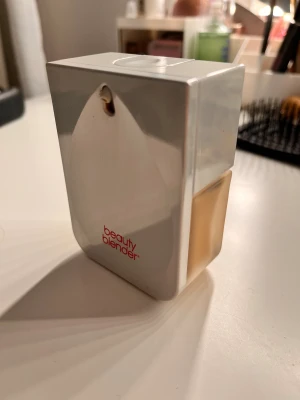 Beautyblender Foundation i pumpflaska - Foundation från Beautyblender i en smart pumpflaska. Färgen är ljusbeige och formulan är flytande, perfekt för en jämn och naturlig bas. Snygg och stilren förpackning i glas.