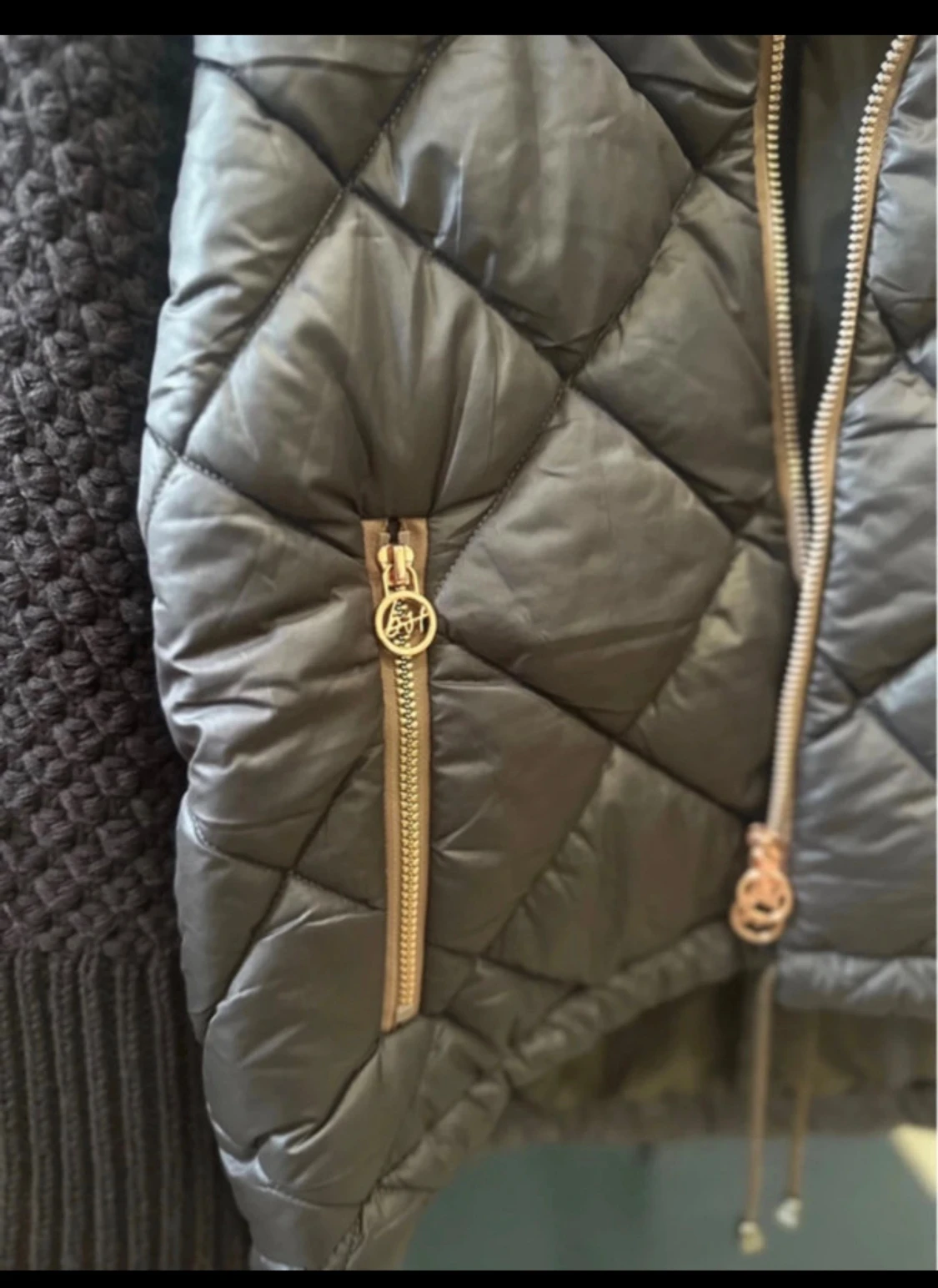 Quiltad mörkbrun pufferjacka med stickade ärmar - 1