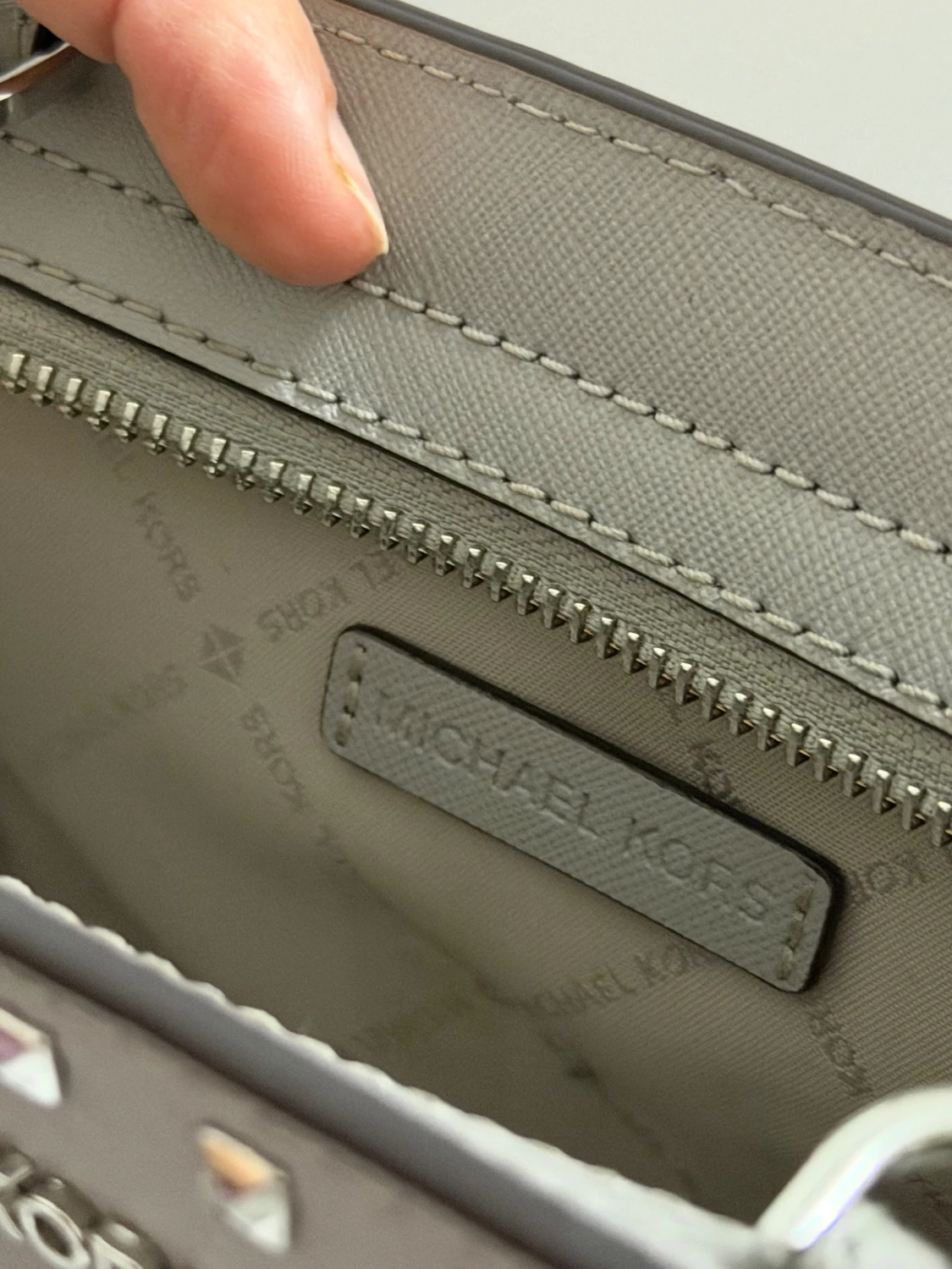 Grå axelväska med nitar från Michael Kors - 5