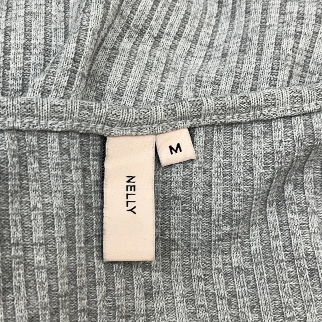 Grå ribbad långklänning från Nelly - 2