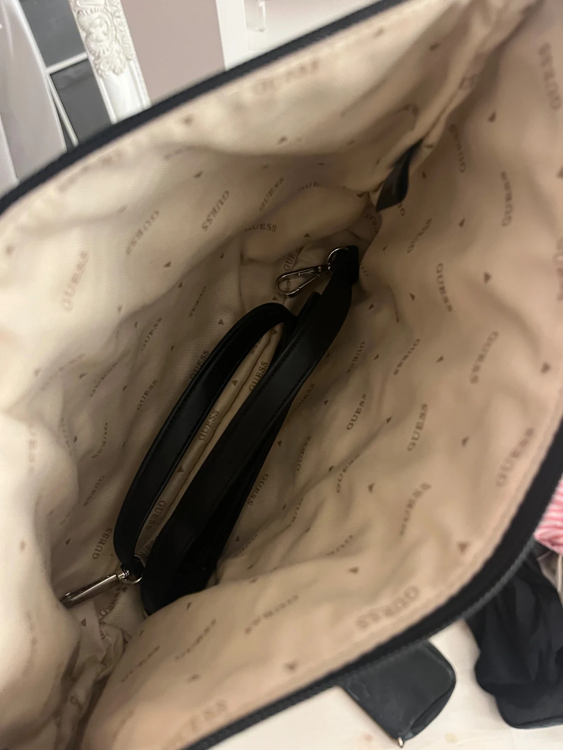 Svart quiltad axelväska från Guess - 2