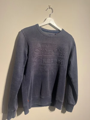 Superdry Blå Sweatshirt - Hej! Säljer nu denna väldigt snygga Superdry Sweatshirten.  Storlek S Small   Färg: Blå Skick: Mycket gott – endast använd vid enstaka tillfällen, den urtvättade stilen kom från fabrik.   Skickas spårbart eller hämtas upp efter överenskommelse. Vid intresse – hör gärna av dig.  Skriv vid frågor eller ifall du vill ha fler bilder:) 