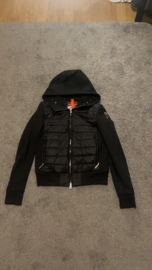 Svart pufferjacka från Parajumpers - Tja, säljer denna parajumper cardigan i stl XXS | Den är använd ca 10 gånger och därmed i bra skick | Kvitto och liknande finns | Priset är diskuterbart | Hör av dig vid frågor