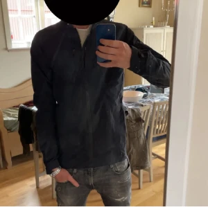 Haglöfs jacka  - En skitsnygg haglöfsjacka som är svart och i nyskick! Storlek XS, det finns så du kan justera passformen vid midjan. Skriv om ni har flera frågor! 