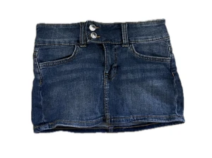 Mörkblå jeanskjol med dubbla knappar - Snygg lowwaist mini jeanskjol med klassiska fickor fram och bak samt dubbla silverfärgade knappar i midjan. Aldrig använd 💕Skriv om du har frågor, kolla min profil för annat snyggt
