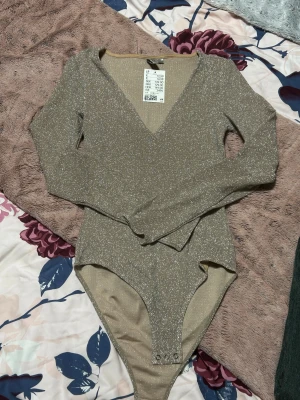 Glittery body - Selling a glittery body in size S, perfect for any festivities! Never used