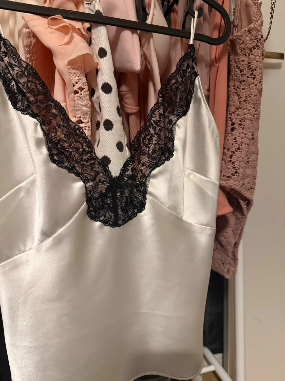 Vit satin linnetopp med spets - 1