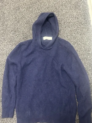 Sayless cashmere  - Mjuk och lyxig mörkblå hoodie från Sayless i äkta cashmere. Tröjan har huva och långa ärmar, perfekt för dig som gillar stilren och bekväm design. Passar dig som vill ha en hoodie med exklusiv känsla och snygg look.