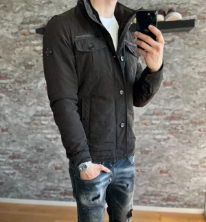 J.lindeberg Field Jacket - Bra skick, två knappar saknas dock, jag skickar gärna bild då detta var innan jackan tappade knapparna. Storlek M passar dig som är mellan 180-185cm ungefär. Nypris ca 4000kr. Modellen är 185 cm, 79 kg. Passar bra nu till vintern då den är fodrad. Skriv för mer information!🤝