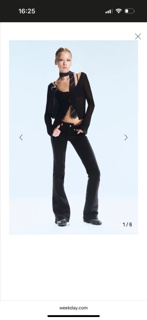 Svarta bootcut jeans från Weekday - Säljer ett par svarta jeans från Weekday med bootcut-snitt och låg midja. De är använda ett par gånger men ser helt nya ut och har kvar den svarta färgen. De är i stolen 26:32 skriv för fler bilder och priset kan diskuteras 