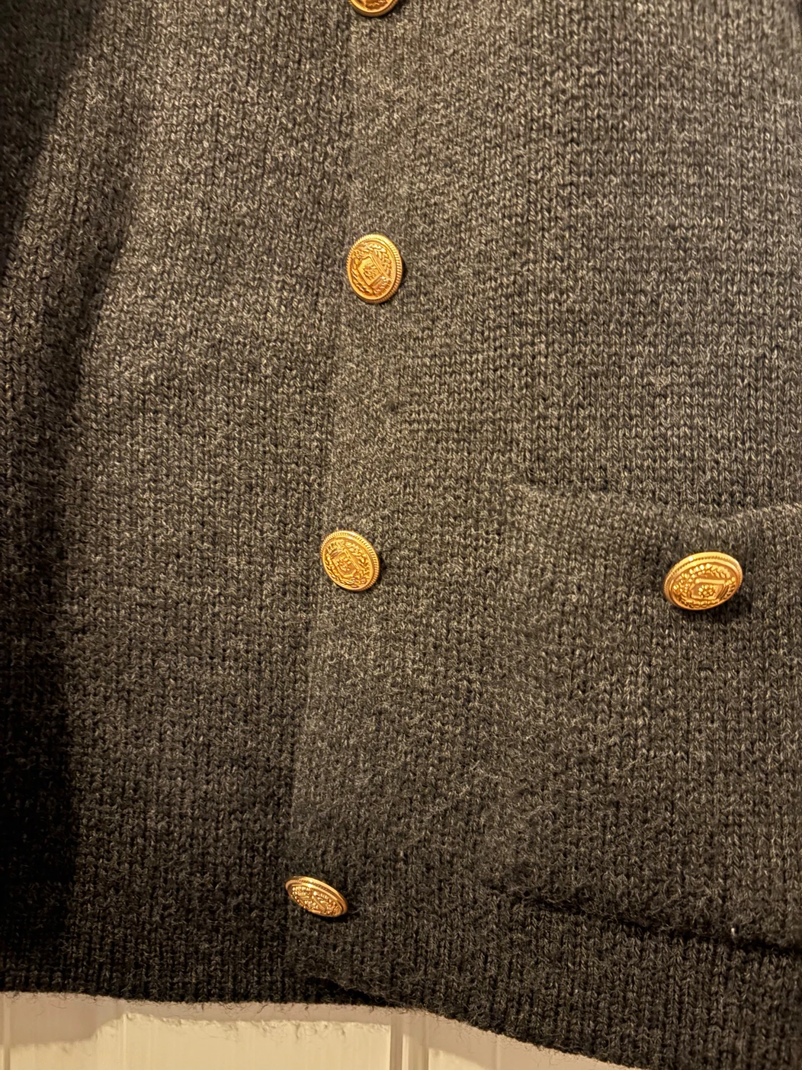 Mörkgrå stickad kofta med guldknappar från Zara - 3