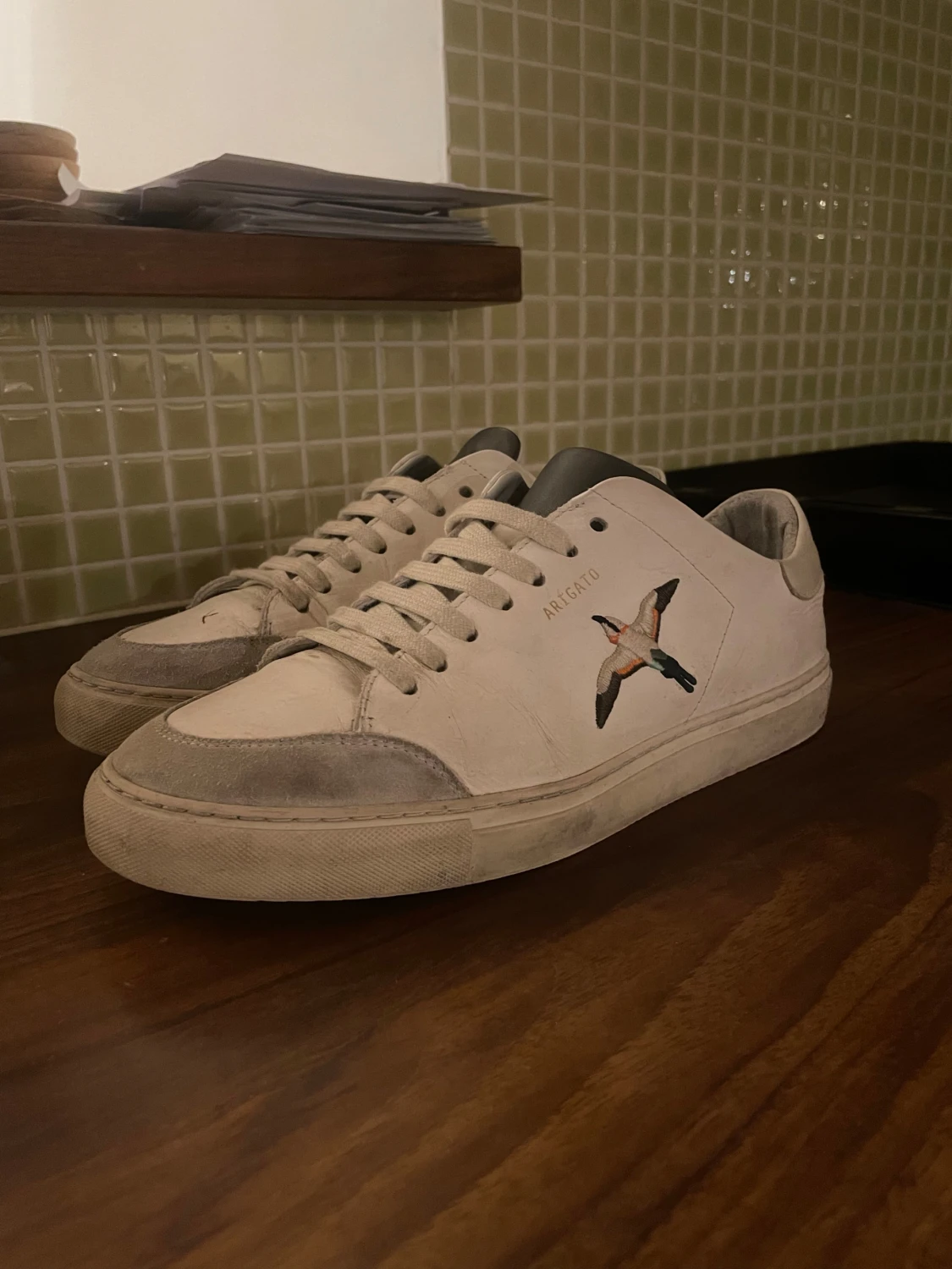 Vit sneaker från Axel Arigato med fågel