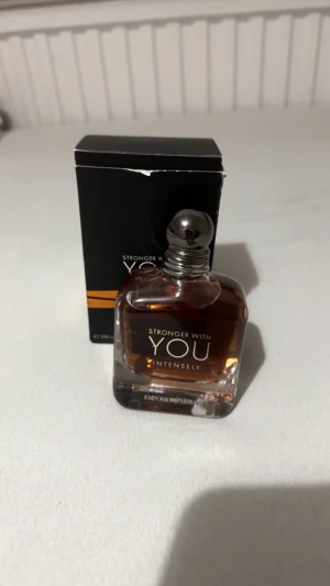 Stronger With You Intensely 100ml - Armani stronger with you som jag inte riktigt inte tyckte om, inte min smak riktigt. Men jag vet att den är populär bland många och många tycker om den och att de säger att de passar perfekt nu under vintern. Man kan till exempel köpa den som julklapp till någon.