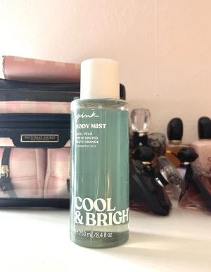 Victorias Secret pink body mist - Victorias Secret cool & bright body mist. Endast testad. Doftnoter är chill pear, white orchid och zesty orange🩵