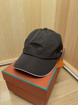  Loro piana keps  - Jag säljer denna Loro Piana keps i svart i nyskick Aldrig använd. Lyxig och stilren modell som passar alla outfits. ⭐️