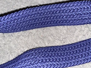 Mörkblå flätad bälte med silverfärgat spänne - Snyggt mörkblått bälte med flätad struktur och silverfärgat metallspänne. Bältet har detaljer i mörkblått skinn vid spännet och är ca 109 cm långt. Perfekt för att ge outfiten en cool touch.