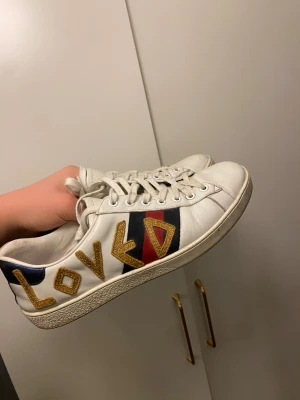 Gucci ace ”loved” - Tja säljer nu min Gucci dojjor för billigt pris är i behov av pengar 🤣 byten går också mycket bra 💯 kom pm för flera frågor 😁 