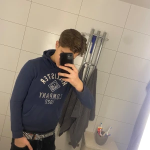 Hoodie hollister - Jag säljer en riktigt snygg hollister hoodie🙌 ||Modellen är 177cm ||Möjligtvis lite glittrig vid texten  ||Kontakta mig om fler frågor😉