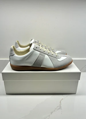 Maison Margiela Gats  - En av dem få autentiska Maison Margiela Gats | Sprillans nya skick 10/10 | Storlek 44 | KVITTO finns, box och dust-bag tillkommer vid köp | Hör av er för mer information/bilder! 