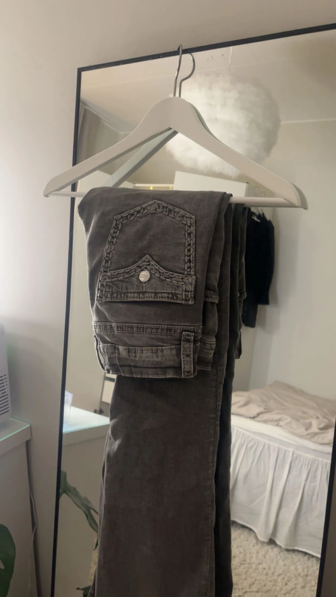 Grå bootcut jeans med broderad ficka - 1