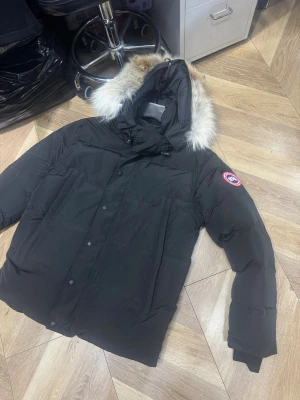 Canada Goose Wyndham  - Skriv din längd och vikt. Helt ny oanvänd kommer i en Canada goose dustbag. Har från size S upp till XXL