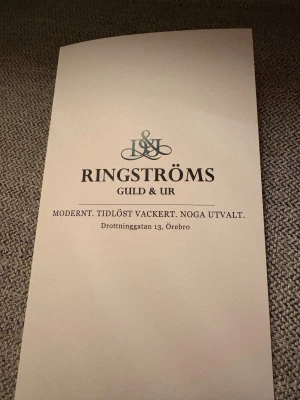 Presentkort Ringströms Guld & Ur 5880 kr - Presentkort från Ringströms Guld & Ur i Örebro med ett värde på 5880 kr. Perfekt för att köpa smycken som ringar, armband, halsband eller örhängen i guld eller silver. Giltigt till 2026-10-23.
