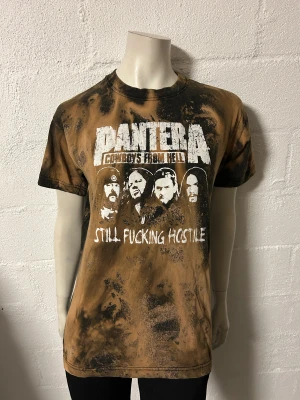 Pantera T-shirt med meleringar S - Helt ny T-shirt med Pantera. Tuffa meleringar på. Storlek S.