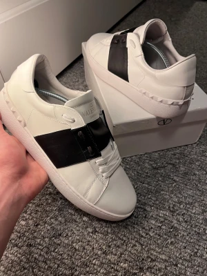 Valentino Open - Helt som nya, endast provade på. Allt OG följer med: Box, påse skoinlägg. Hör av er vid funderingar!!