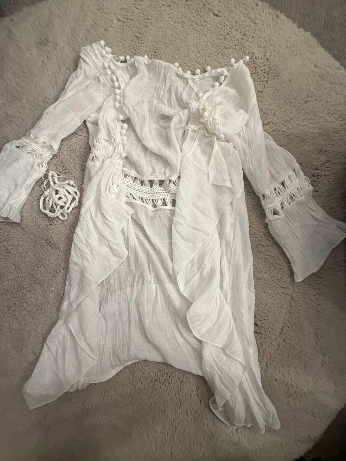 Vit cover - up med volanger