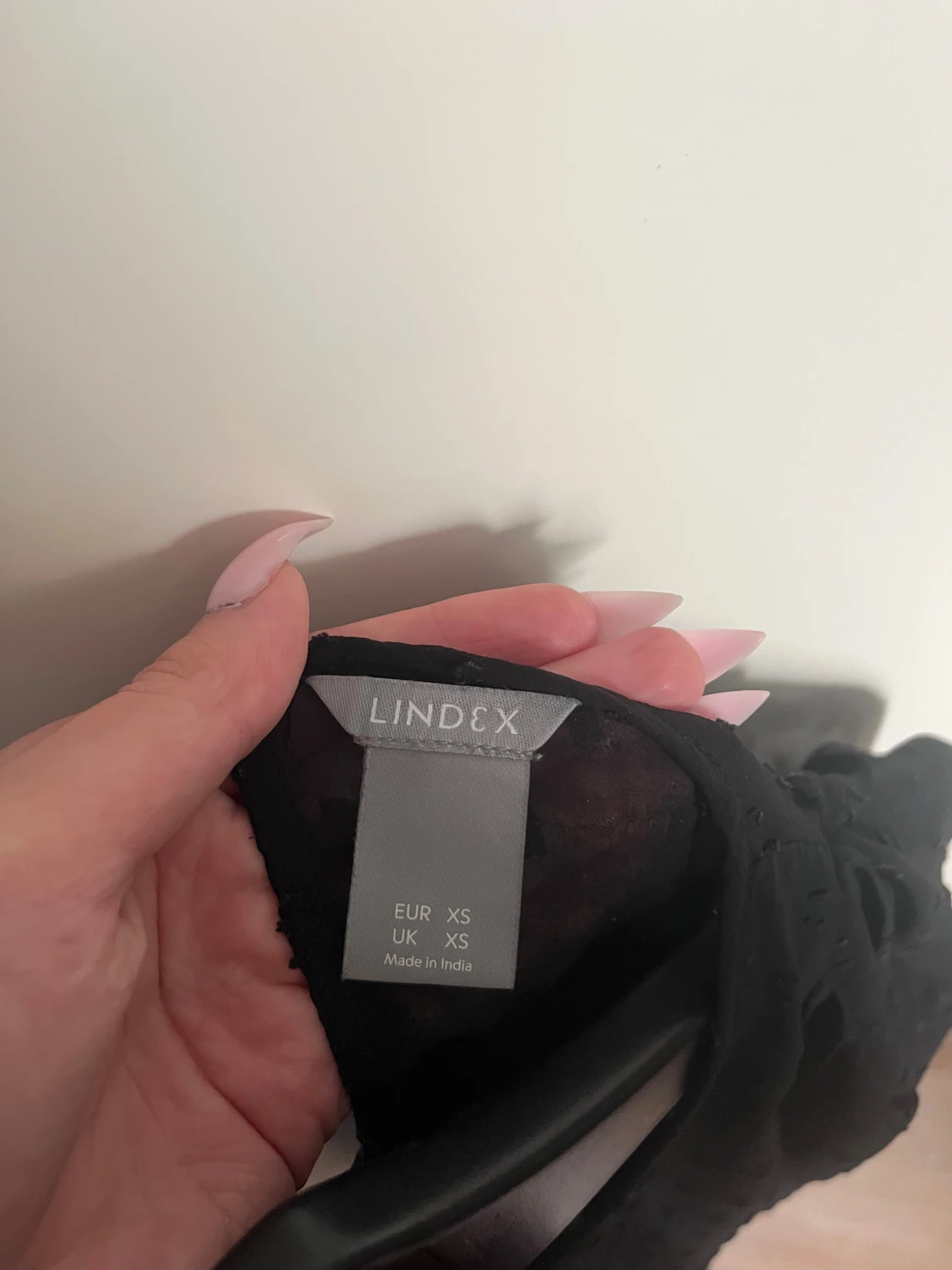 Svart prickig blus från Lindex  - 3