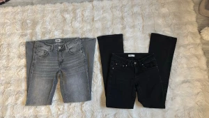 Svarta & grå jeans  - Två superfina jeans i storlek 34/S. Ena paret är svarta från gina, andra är gråa från lager 157. Båda sitter jättebra och är i fint skick. Nypris tillsammans ca 900 kr. (Pris går att diskutera”) skickar snabbt! 💕