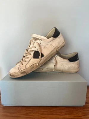 Philippe model skor - Skorna är väldigt andvända, och defekter förekommer sulan e även trasig men går fortfarande och andvända| mest smutsiga och mycket går säkert bort lätt| Strolek 44 men passar 43-45 box ingår| 