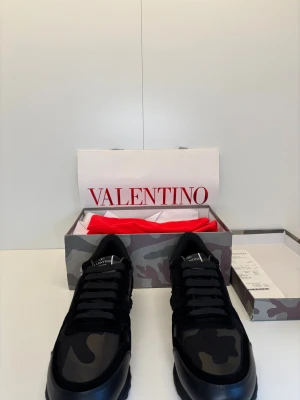 Valentino Rockrunners  - Säljer ett par Valentino Rockrunners i storlek 43. Skorna är helt nya, endast provade kort inomhus – aldrig använda ute. Allt og med följer!