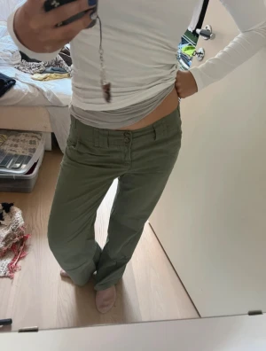 Trendiga gröna jeans med låg midja - Gröna jeans (ish) i str 36/S. Säljer då de aldrig kommer till användning tyvärr.