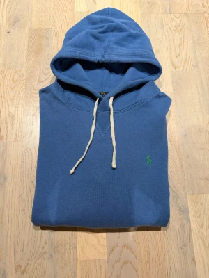 Blå Ralph Lauren hoodie - Snygg raffe hoodie i storlek L. Hoodien är äkta. Inga defekter. Pris kan diskuteras vid snabb affär!