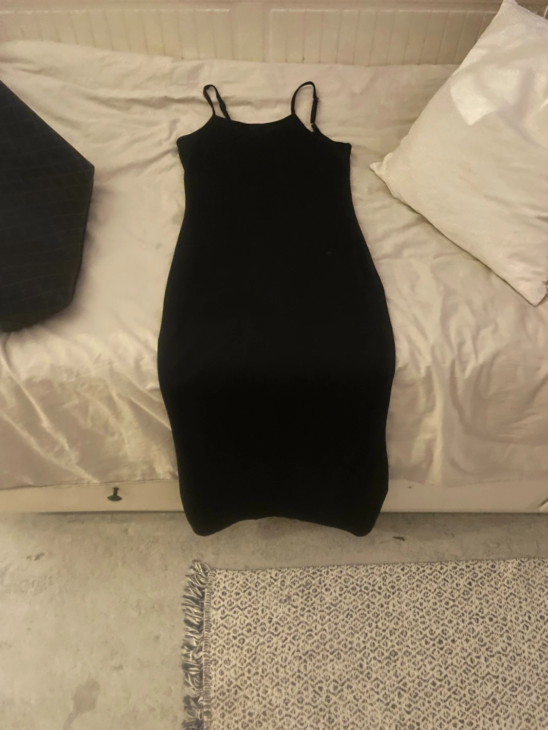 Svart långklänning med smala axelband - 1