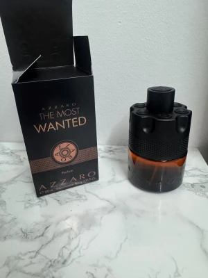 Azzaro The Most Wanted Parfum - Azzaro The Most Wanted Parfum, 100ml. Snygg och modern flaska med cool design. Ingredienser: Alcohol Denat., Parfum (Fragrance), Aqua (Water), Ethylhexyl Methoxycinnamate, Butyl Methoxydibenzoylmethane, Ethylhexyl Salicylate, Limonene, Linalool, Coumarin, Citral, Geraniol, Citronellol, CI 14700, CI 19140.